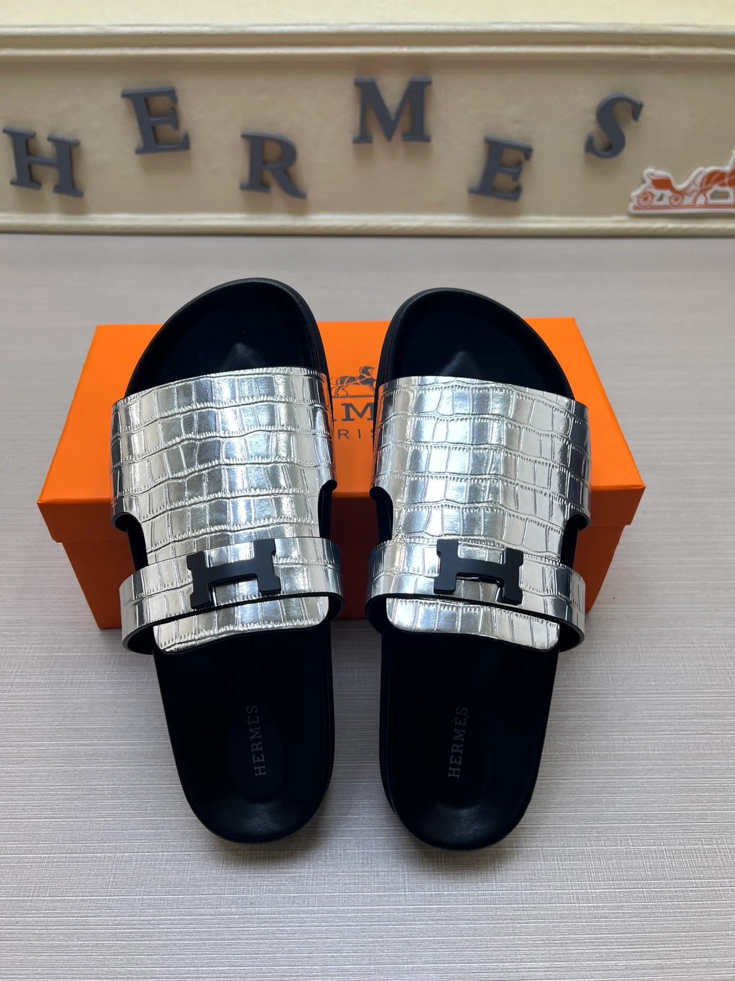 [H Family Hermès] P: 360💰 Size: 38-45 Hermes Men’s Kazimir Slippers - 2025 Summer New Hermès Same as the original version, with colored cowhide surface + rubber combined sole, handmade by master-level craftsmen! ❥High-end customization, exclusive products, the highest version in the industry.